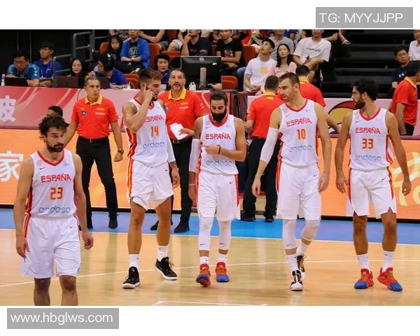 重庆篮球队在世界杯预选赛积分榜上以55分稳居第一名展现强劲实力