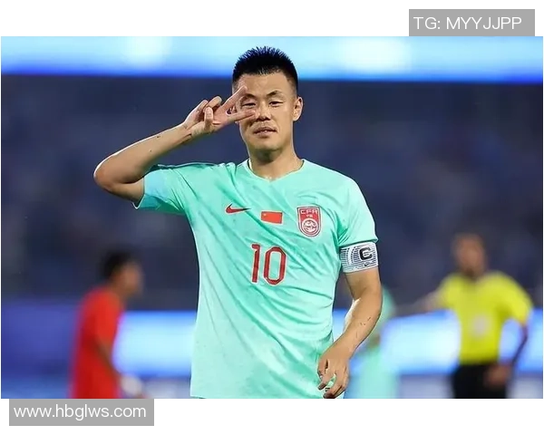 足球明星激情甩球衣瞬间精彩回顾展现运动魅力与热血青春